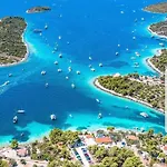 Hotel Vagabundo - Newly Renovated, 100m From Beach, Pool & Breakfast Trogir