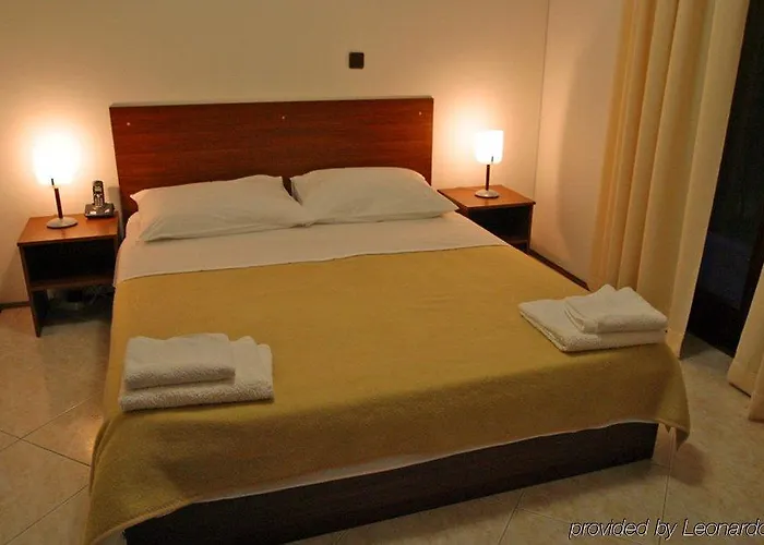 Hotell Vagabundo - Newly Renovated, 100m From Beach, Pool & Breakfast Trogir
