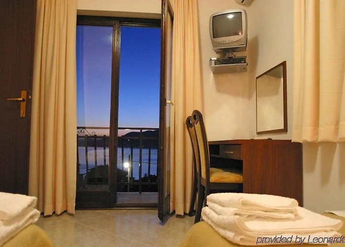 Vagabundo - Newly Renovated, 100m From Beach, Pool & Breakfast 4* Trogir