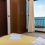 Vagabundo - Newly Renovated, 100m From Beach, Pool & Breakfast Hotel