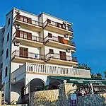 Vagabundo - Newly Renovated, 100m From Beach, Pool & Breakfast Szálloda Trogir