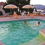 Vagabundo - Newly Renovated, 100m From Beach, Pool & Breakfast Szálloda