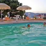 Vagabundo - Newly Renovated, 100m From Beach, Pool & Breakfast Szálloda Trogir