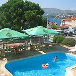 Szálloda Vagabundo - Newly Renovated, 100m From Beach, Pool & Breakfast 4*