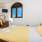 Vagabundo - Newly Renovated, 100m From Beach, Pool & Breakfast Szálloda Trogir