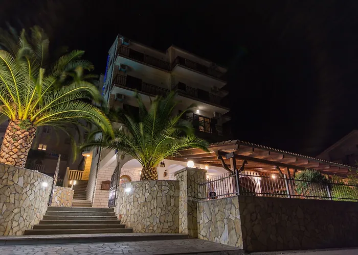 Vagabundo - Newly Renovated, 100m From Beach, Pool & Breakfast Traù