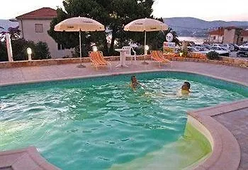 Vagabundo - Newly Renovated, 100m From Beach, Pool & Breakfast Hotel