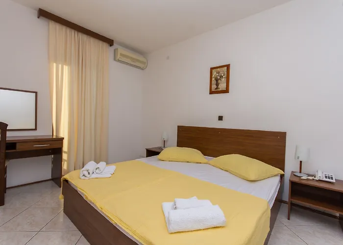 Vagabundo - Newly Renovated, 100m From Beach, Pool & Breakfast 4* Trogir
