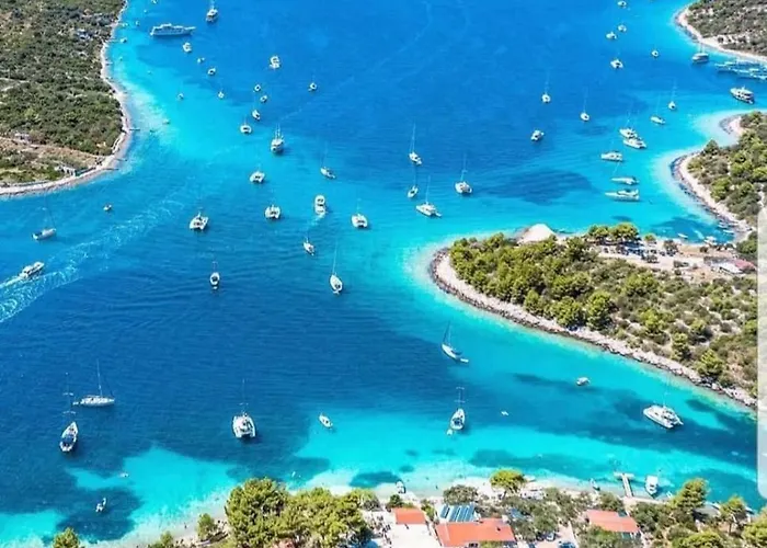 Szálloda Vagabundo - Newly Renovated, 100m From Beach, Pool & Breakfast Trogir